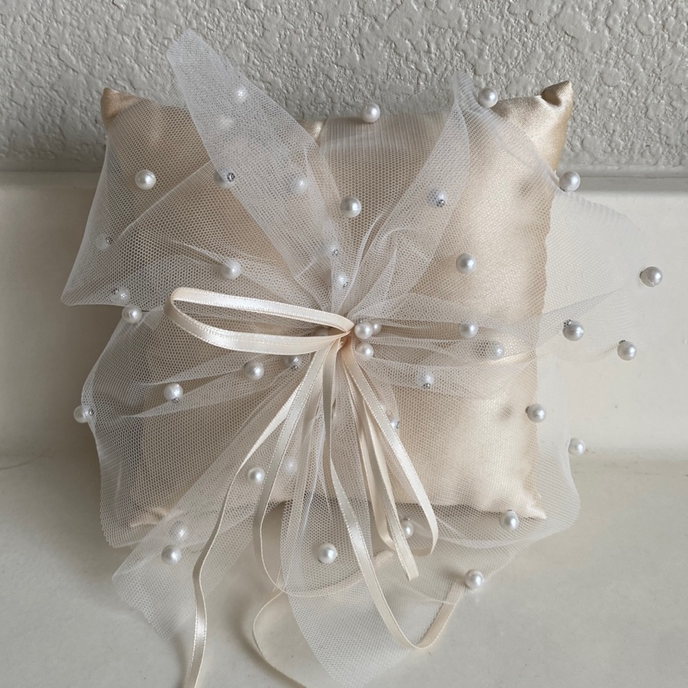 BRAND NEW. NEVER USED Ring bearer pillow for wedding